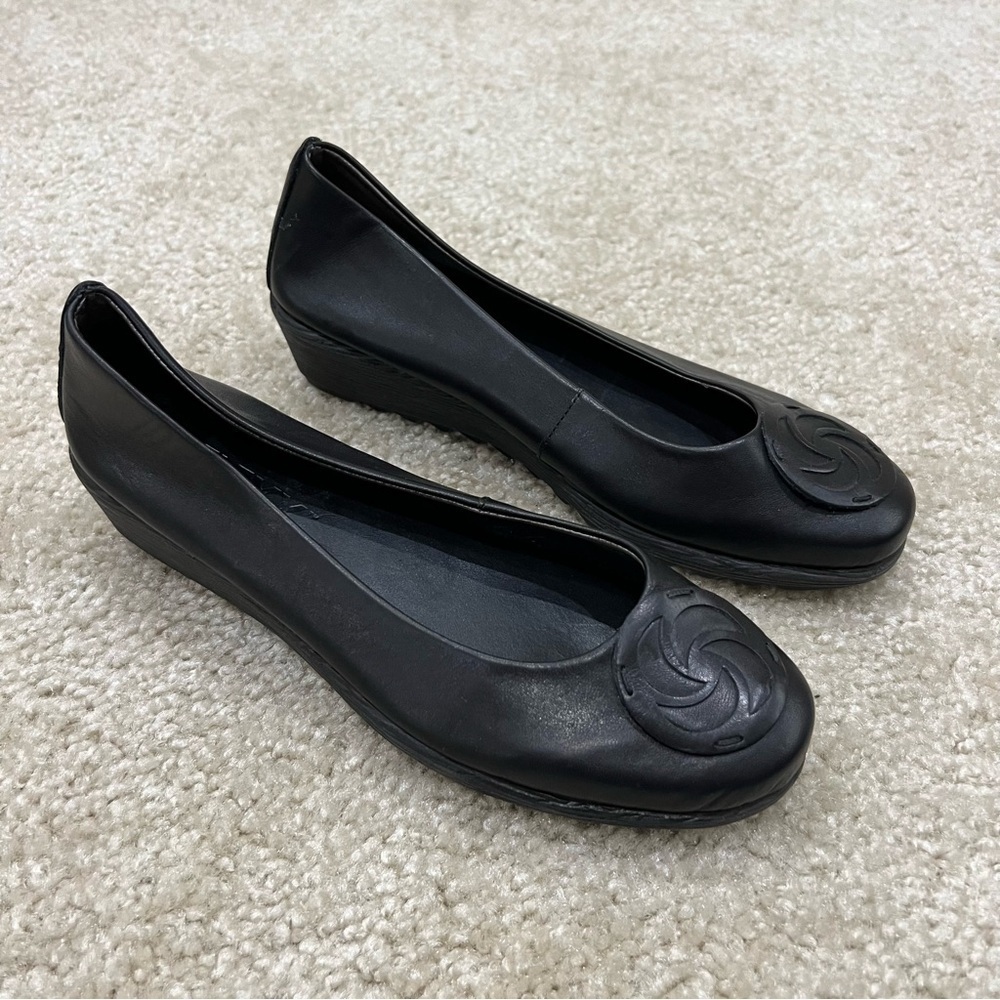 The FLEXX Women’s Run Away Wedge Pump Shoes Black Leather Slip On Size 6 EU 37,